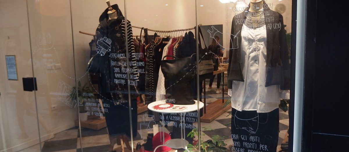 De etalage van een kledingwinkel in via Luccoli in Genua