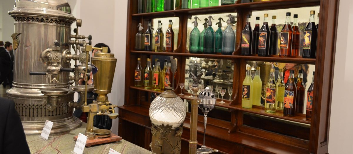 Le comptoir d’un bar à l’ancienne, avec la machine à café