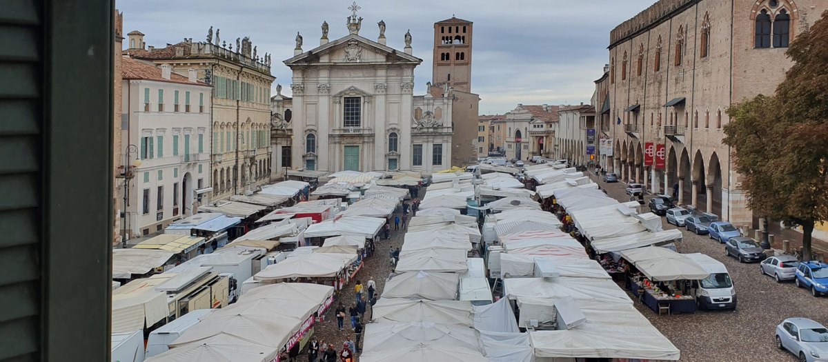 Piazza Sordello in Mantua op marktdag, vol kramen