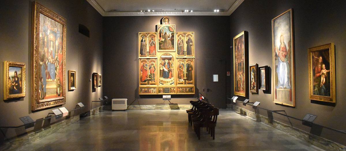 古い絵画が並ぶミラノのブレラ美術館の展示室