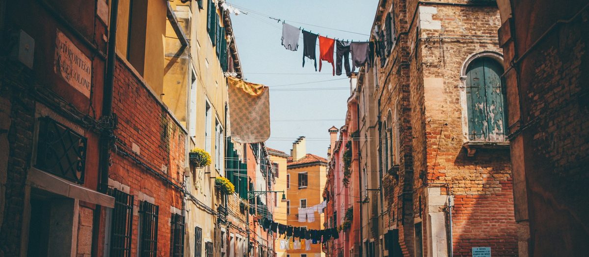 Een smal steegje met de was tussen de huizen · Italiaanse grammatica B1