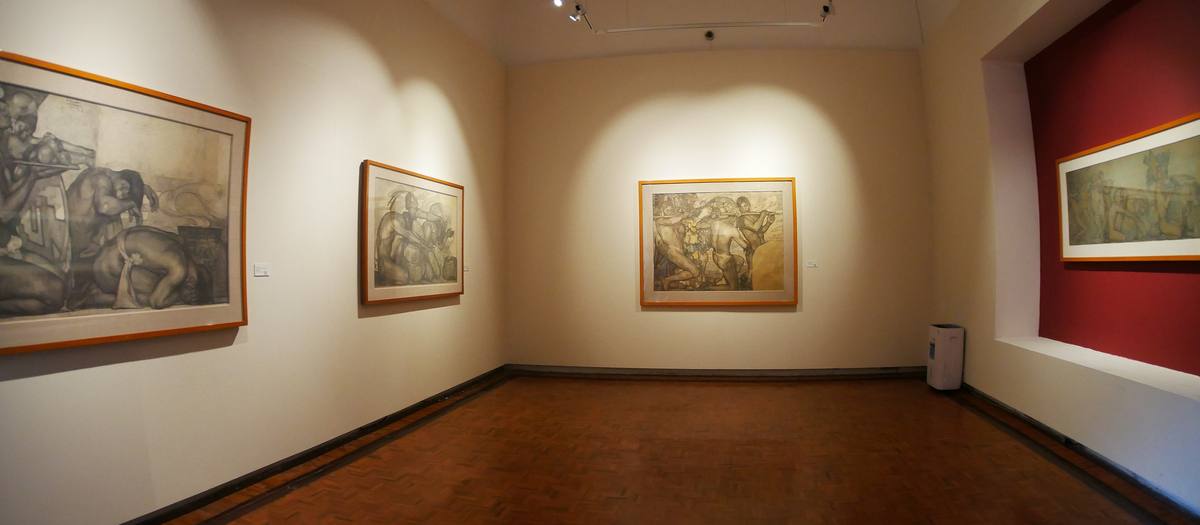 Una sala de museo con grandes dibujos en las paredes