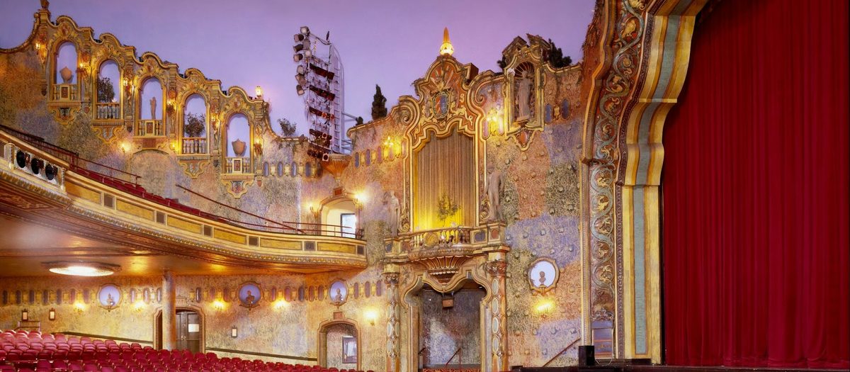 Het vergulde interieur van een theater, met loges, rood doek en stoelen · Italiaanse grammatica B1