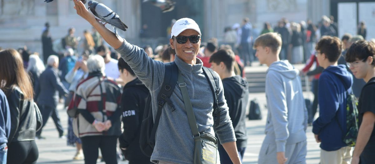 Una donna che scatta una foto in mezzo alla folla · grammatica italiana C2