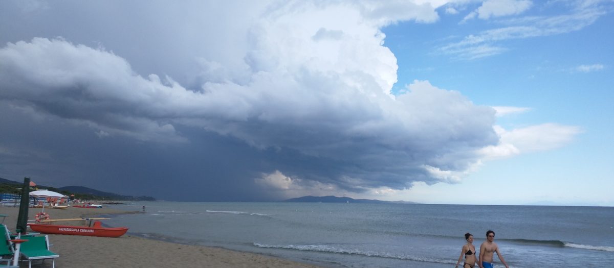 Een cumulonimbus boven zee bij Castiglione della Pescaia