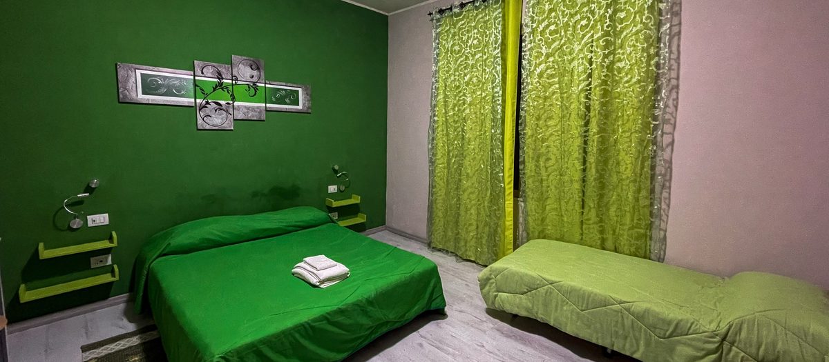 Een slaapkamer met het bed, de kast en het raam