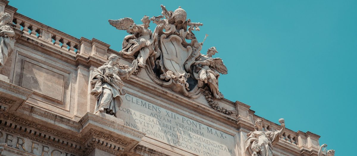 De bekroning van de Trevifontein, met de Latijnse inscriptie · Italiaanse grammatica C2