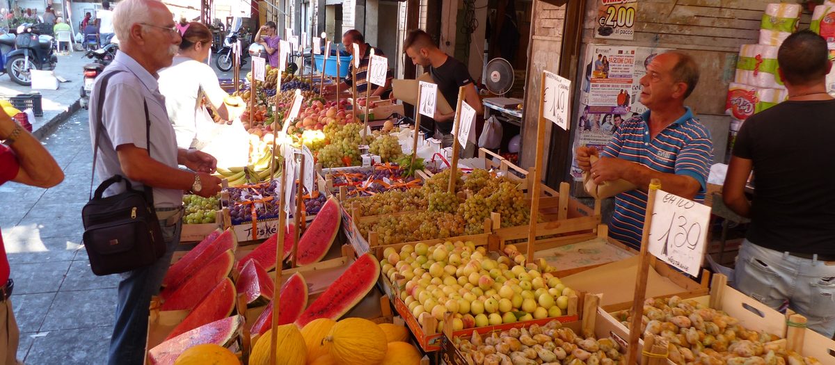 De fruitkraam op de markt van Ballarò in Palermo