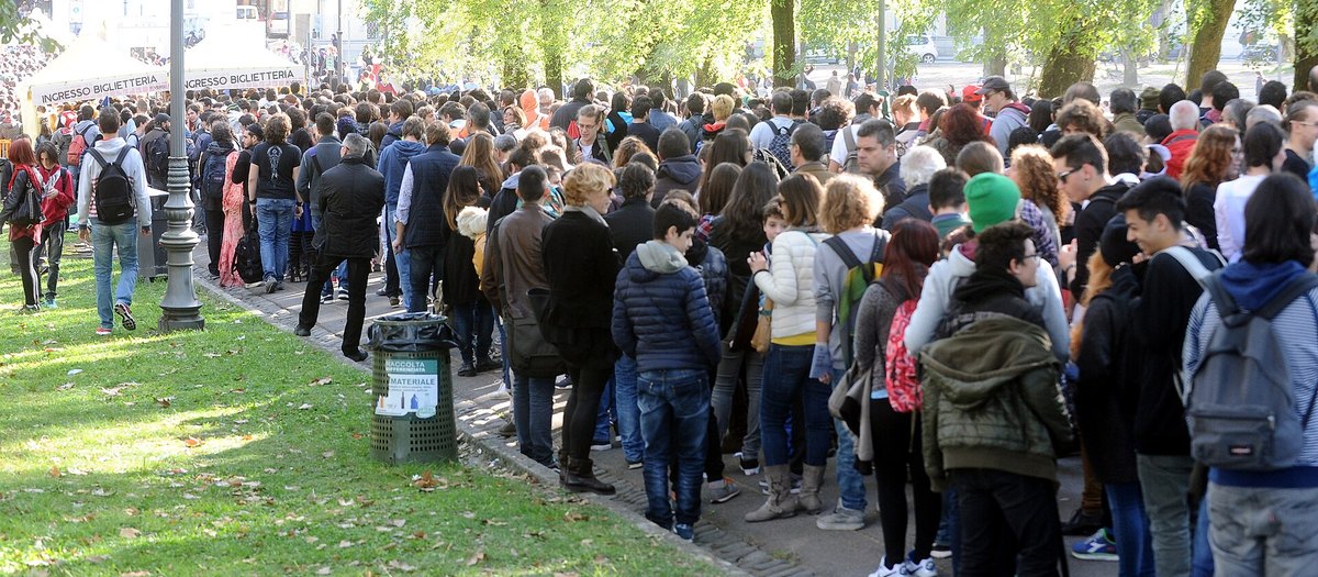 Een lange rij voor de ingang van het kaartverkooppunt