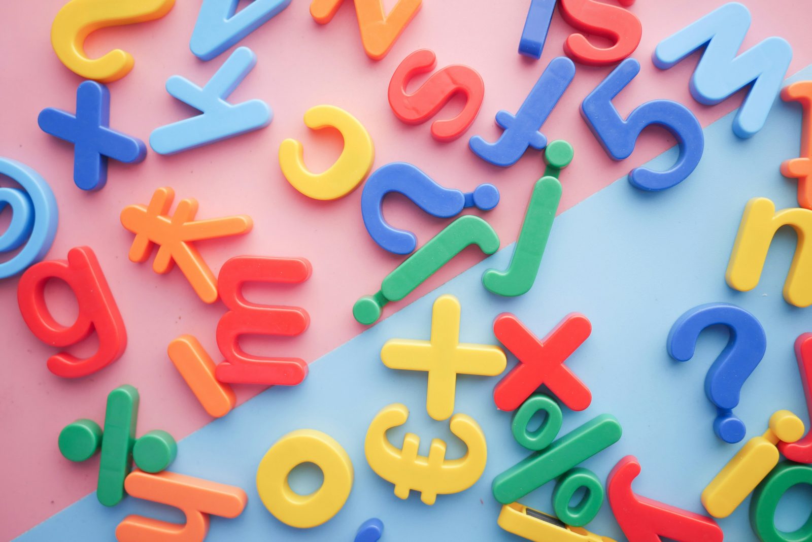 Kleurrijke magneetcijfers en -letters · Italiaanse grammatica A1
