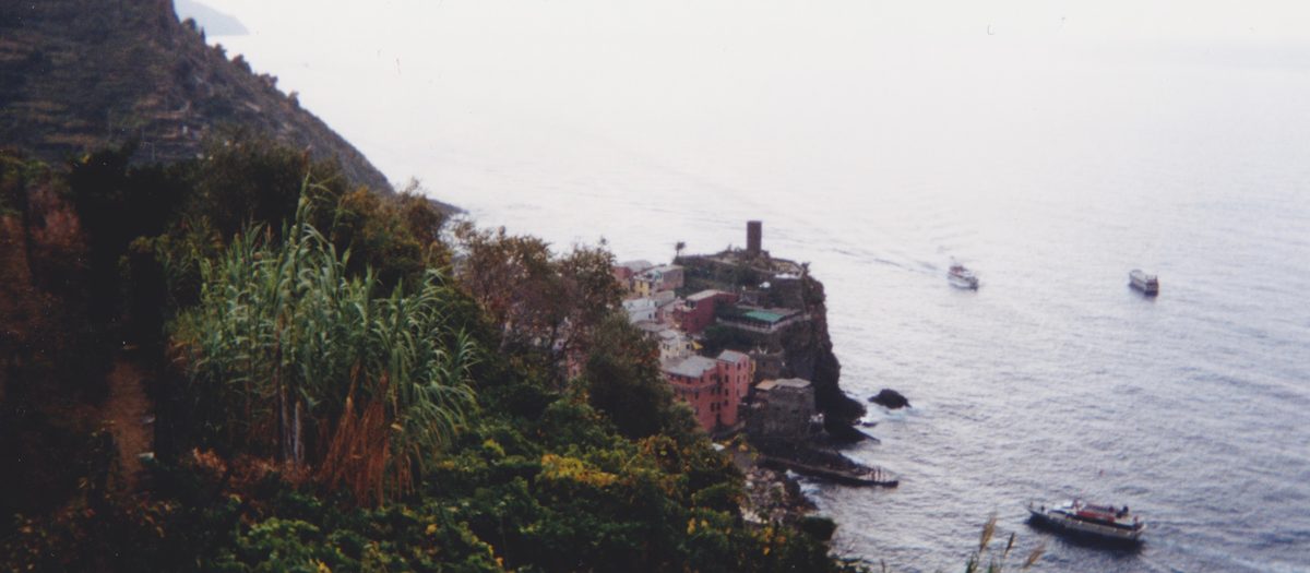 De Cinque Terre gezien vanaf het pad, met Vernazza aan zee
