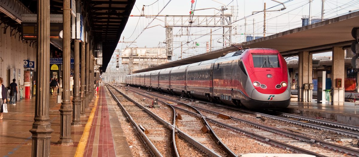 Het interieur van het centraal station van Bologna