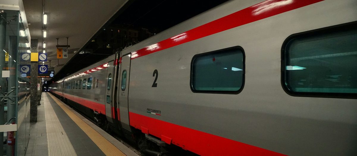 De flank van een hogesnelheidstrein aan het perron, met het klassenummer · Italiaanse grammatica A2