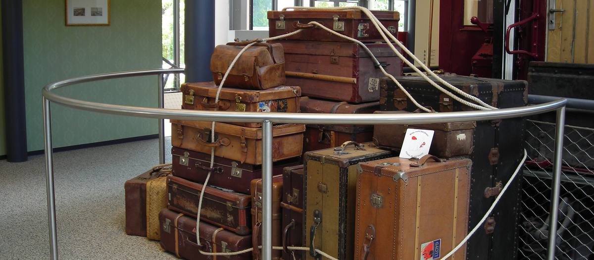 Alte Lederkoffer und Truhen gestapelt, ausgestellt in einem Museum