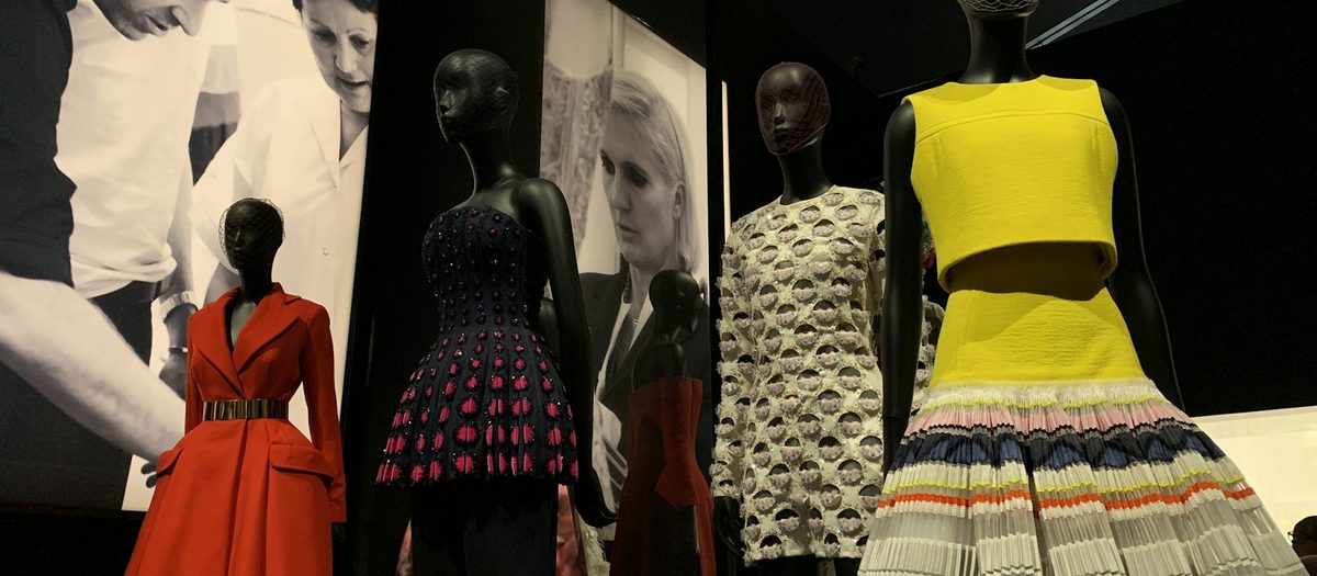 Mga maniki na may damit-runway, sa harap ng malalaking black and white na larawan · gramatikang Italyano B2