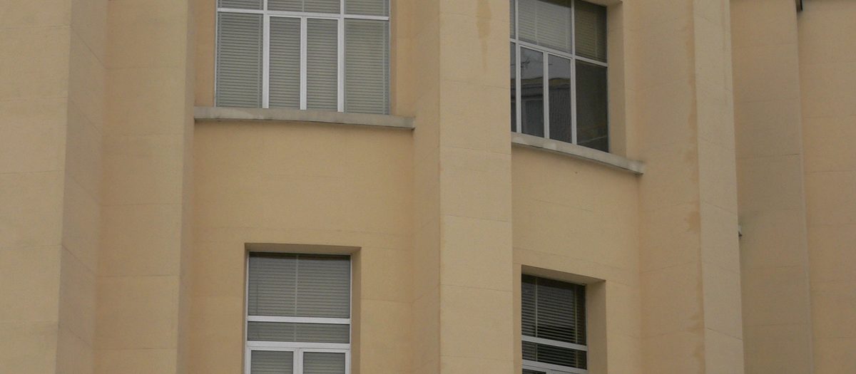 Een schoolgebouw, met de ramen van de lokalen