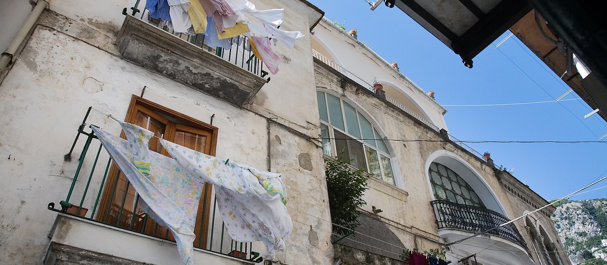 Een balkon in Amalfi met de was in de zon · Italiaanse grammatica A2