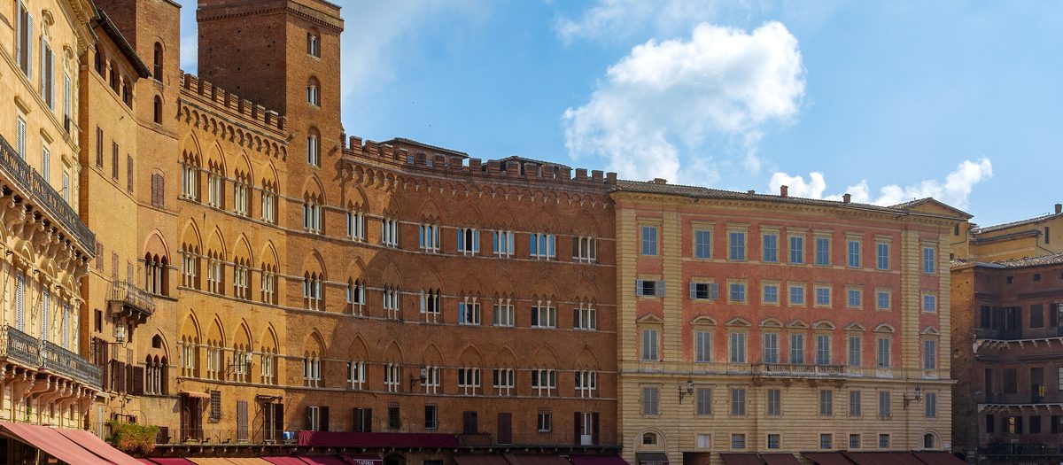 Ang Piazza del Campo sa Siena, may tore at mga taong nakaupo sa bato