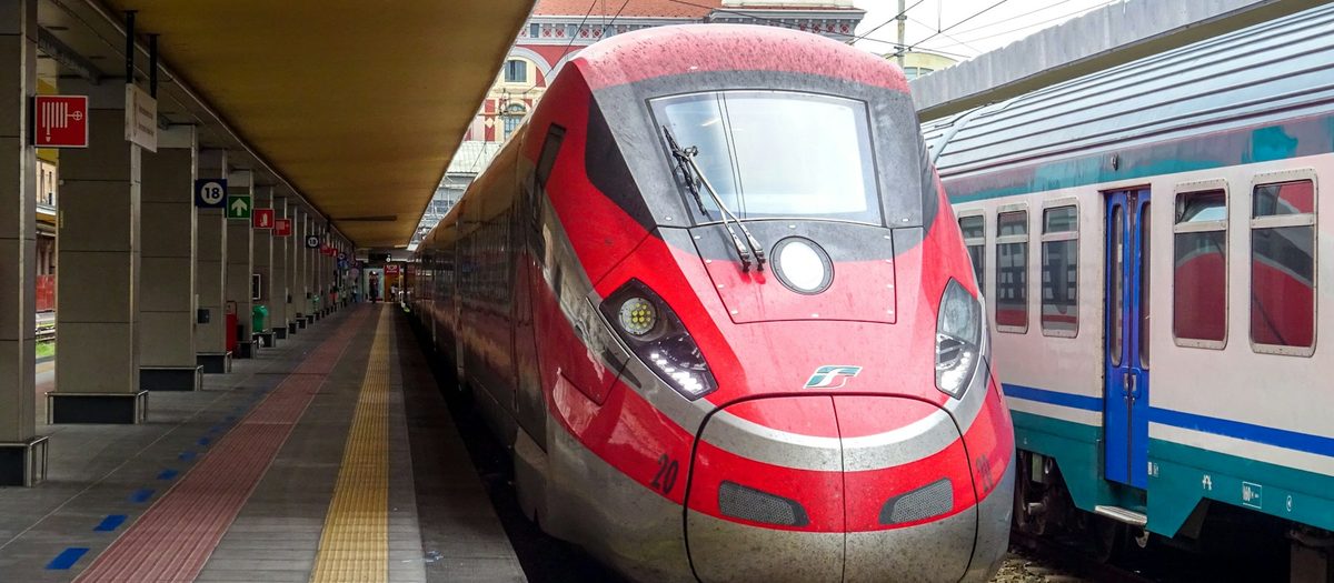 Isang Frecciarossa sa plataporma, harapang tanaw, katabi ang regional train · gramatikang Italyano A1