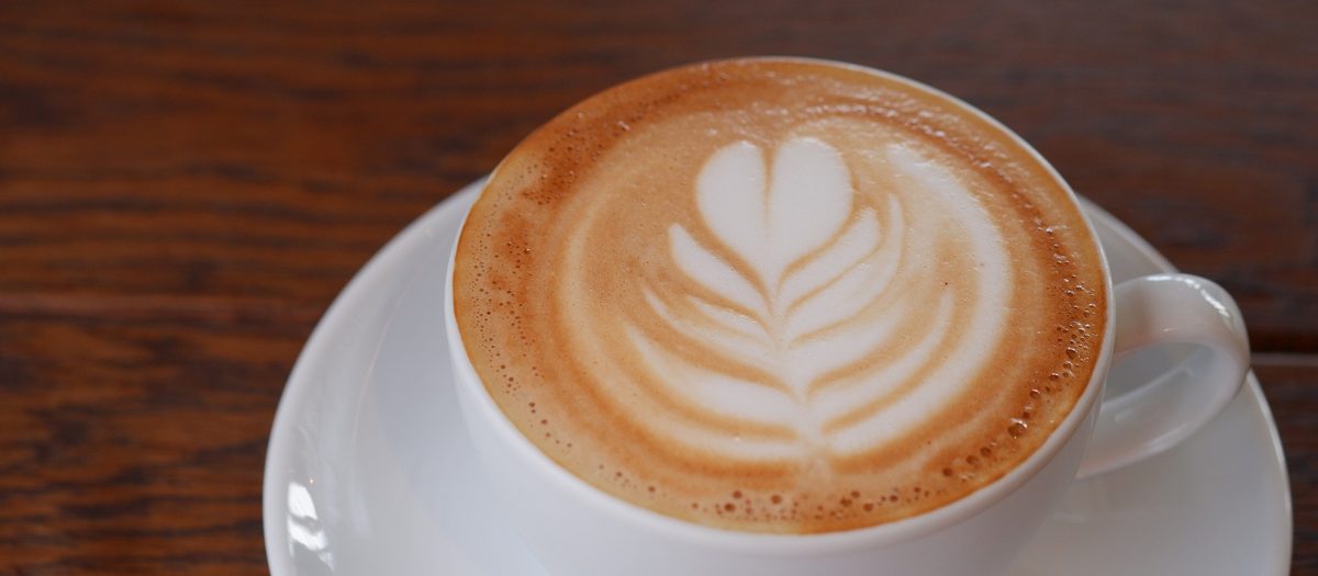 Een net geserveerde kop cappuccino