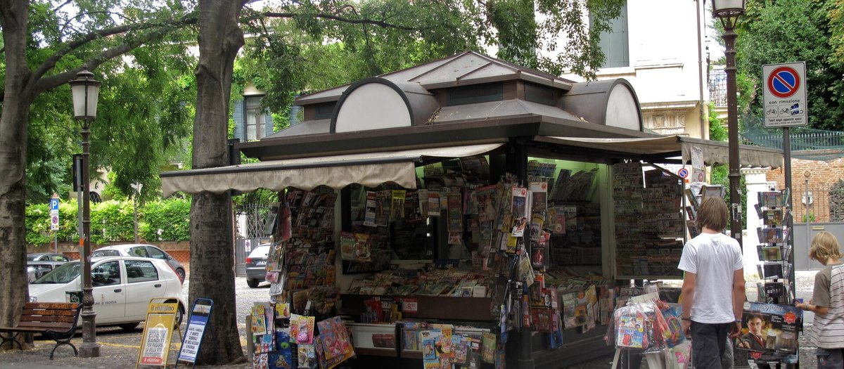 Een buurtkiosk in Padua, met kranten en tijdschriften uitgestald