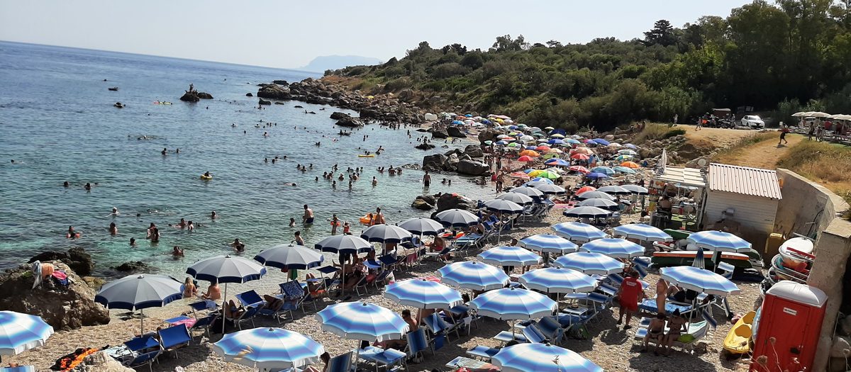 Een strand met parasols, van bovenaf gezien