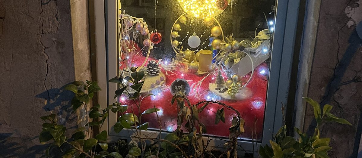 Een etalage versierd voor Kerst, met lichtjes en kerstballen