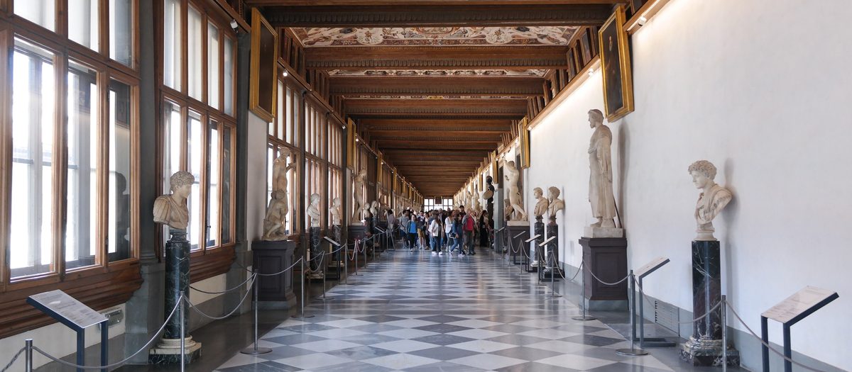 Korridori i sipërm i Galerisë Uffizi, me bustet dhe tavanin e afreskuar