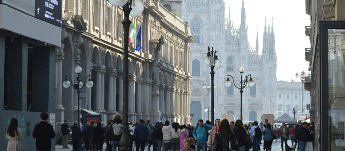 Een drukke straat, met de Dom van Milaan aan het eind · Italiaanse grammatica C1