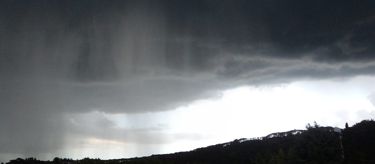 Regen die uit een onweerswolk valt