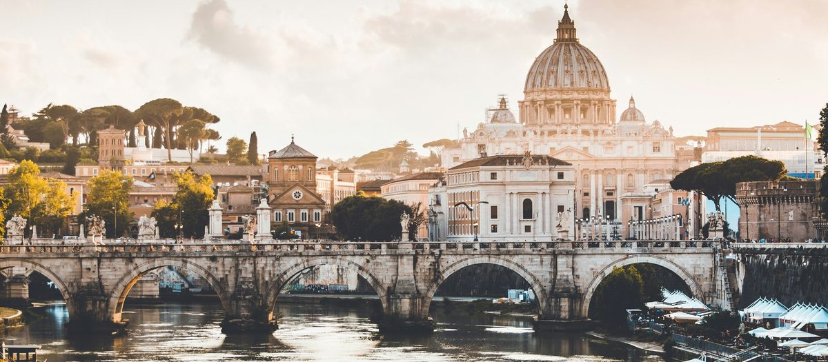 De Engelenbrug over de Tiber, met de koepel van de Sint-Pieter erachter · Italiaanse grammatica C2