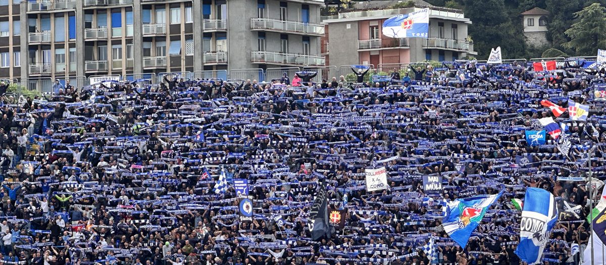 Het vak van een stadion vol supporters tijdens de wedstrijd