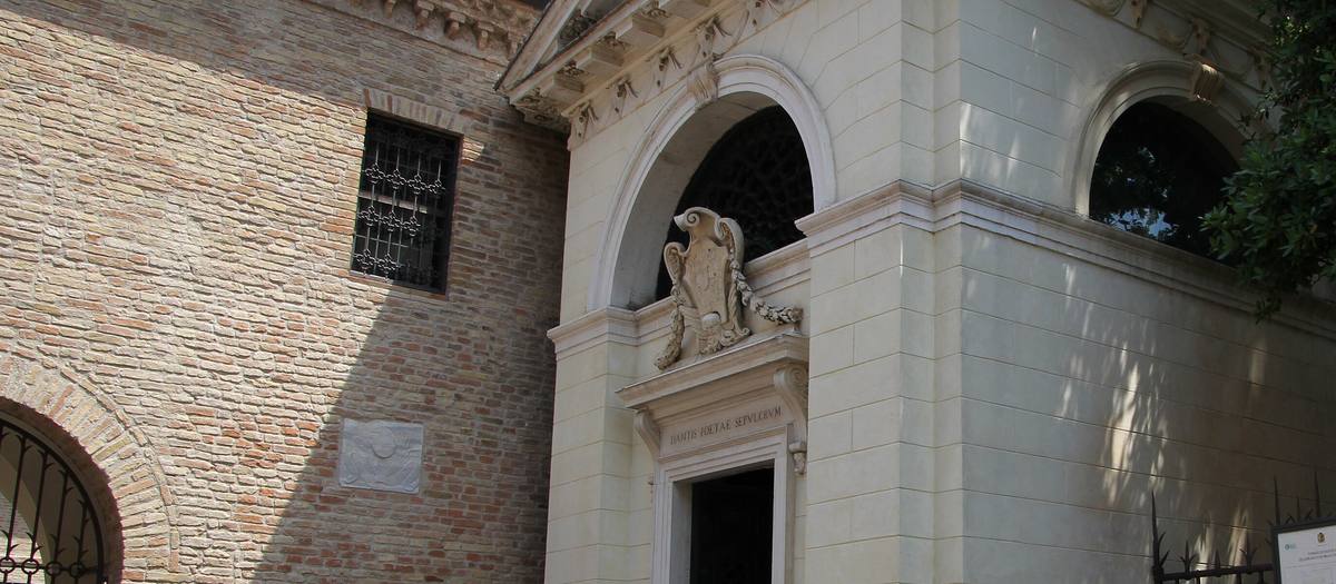 O túmulo de Dante em Ravena, um pequeno templo branco junto a um muro de tijolo