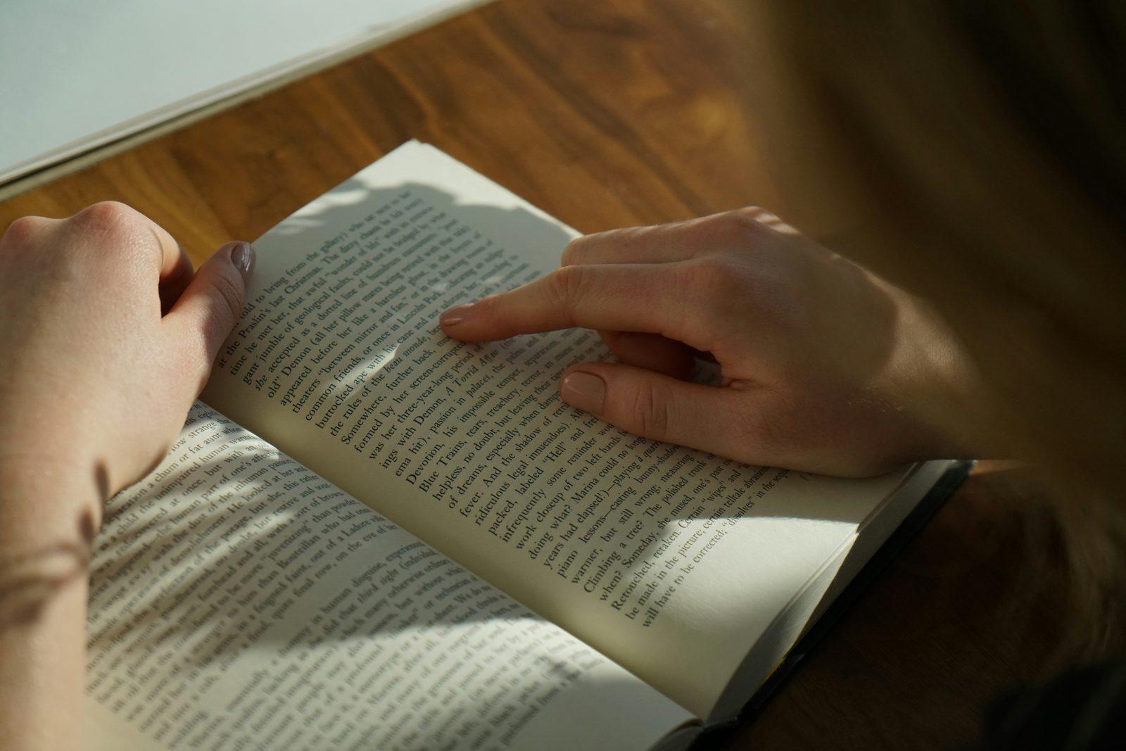 Een hand bladert door een oud boek · Italiaanse grammatica C2