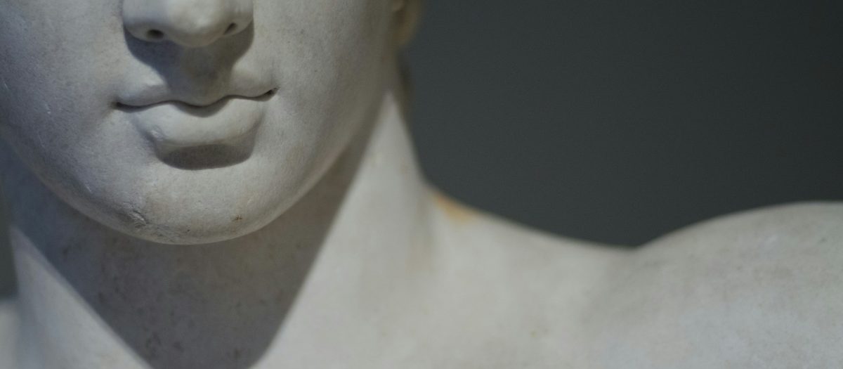Een close-up van een marmeren beeld: de mond en de schouder · Italiaanse grammatica B1