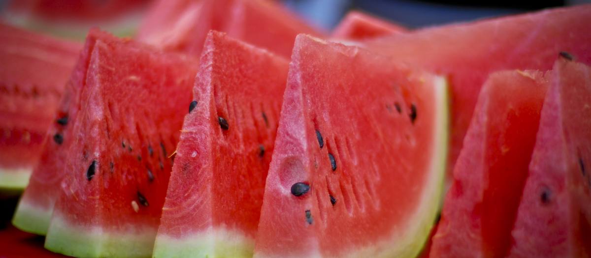 Fette di anguria rossa con i semi neri