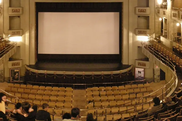 Lo schermo e le file di poltrone dell'Odeon, un cinema storico di Firenze