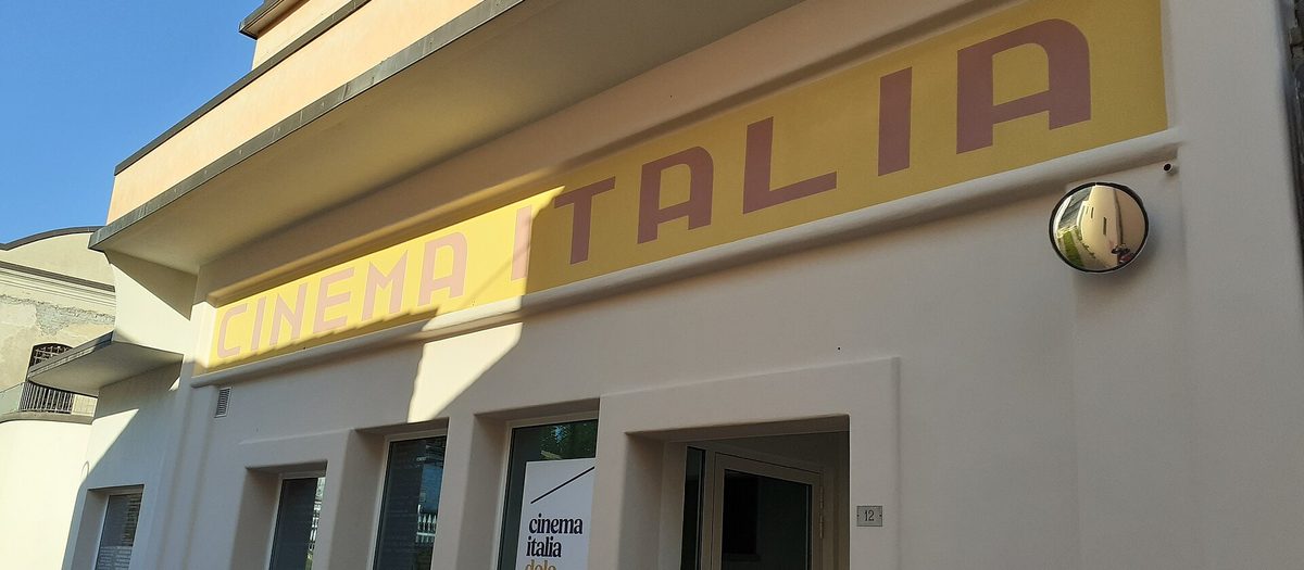 La facciata di un cinema con la grande insegna gialla «Cinema Italia».