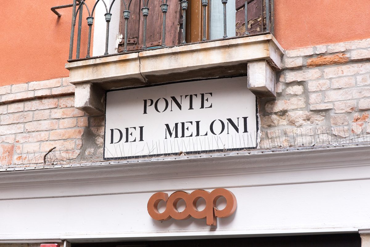 A Venetian street sign, a nizioleto, painted on a wall: «Ponte dei Meloni»