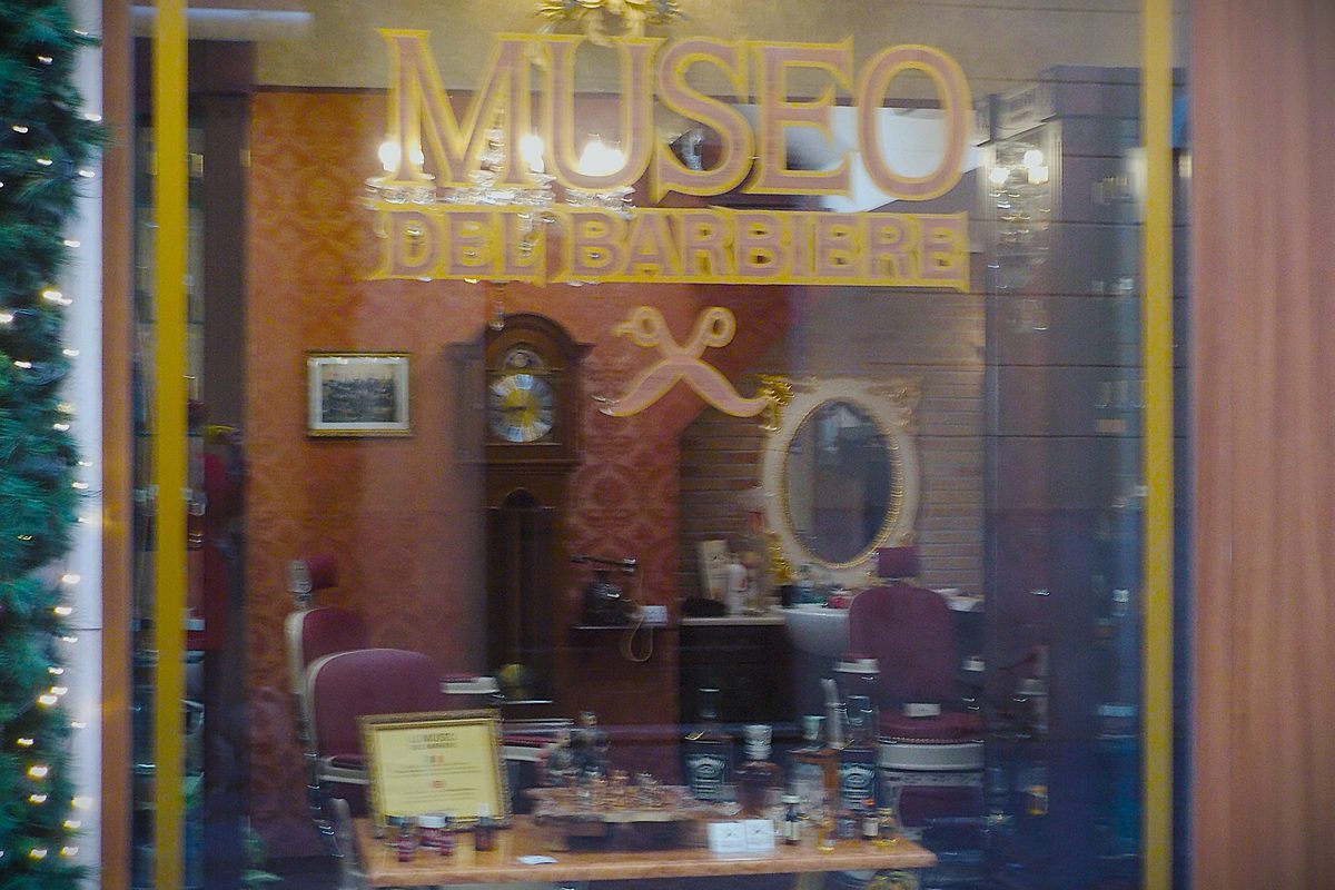 The window of the «Museo del barbiere» in Rome, with old barber's chairs and tools