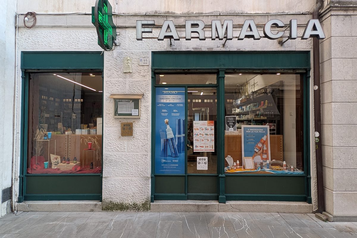A pharmacy with a green cross sign on Corso Roma in Spilimbergo