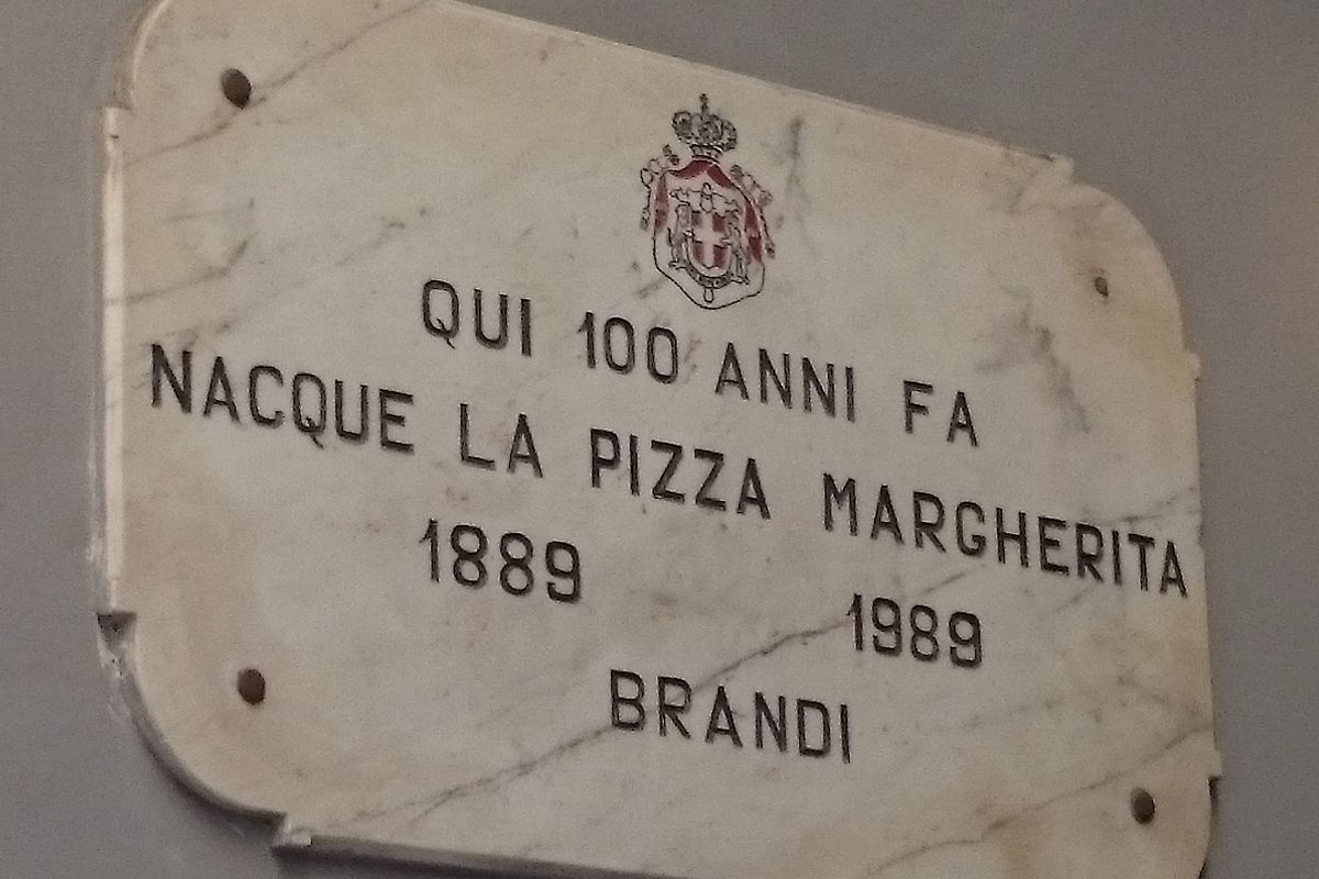 A marble plaque at Pizzeria Brandi in Naples: «Qui 100 anni fa nacque la pizza Margherita, 1889-1989»