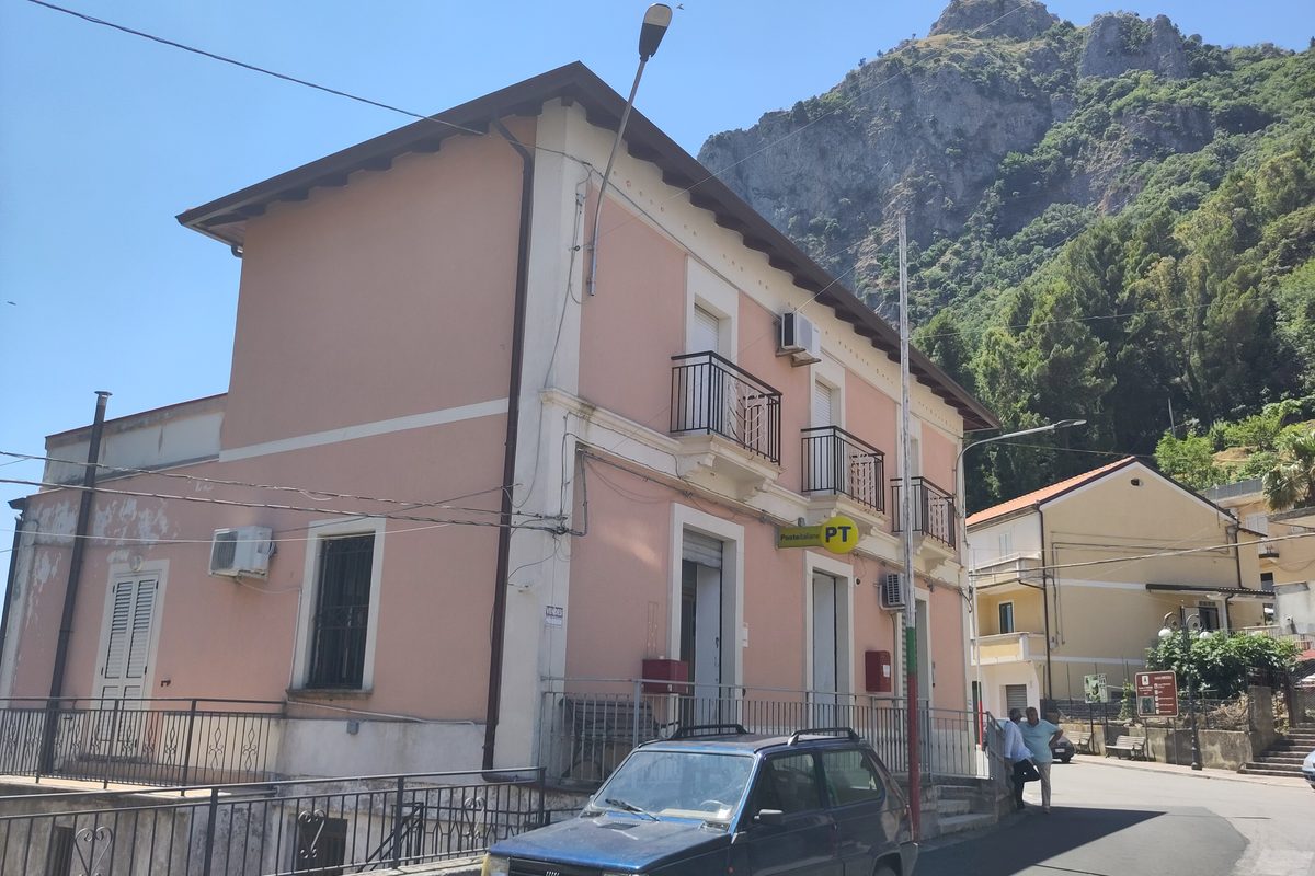 The village post office of Pazzano, in Calabria, in a pink building