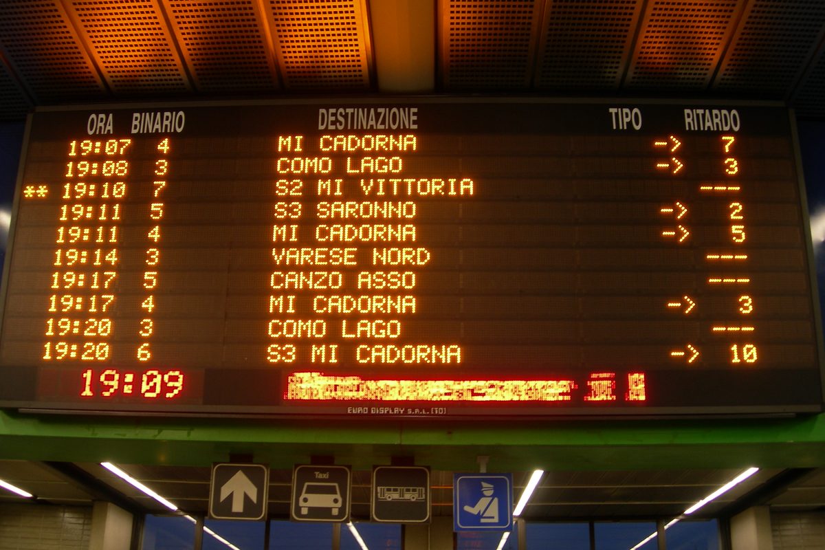 A departure board at Milano Bovisa station, with destinations, platforms and the delay in minutes