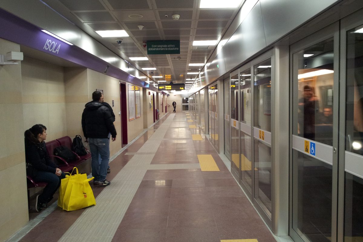 The platform of Isola station on Milan metro line 5, with glass platform doors