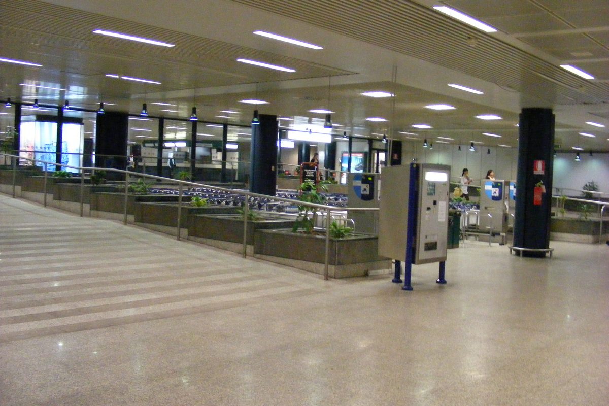 The arrivals hall of Rome Fiumicino airport near the baggage belts