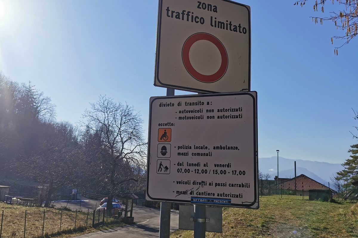 A «zona traffico limitato» road sign, with the hours and exceptions listed underneath, in Perledo
