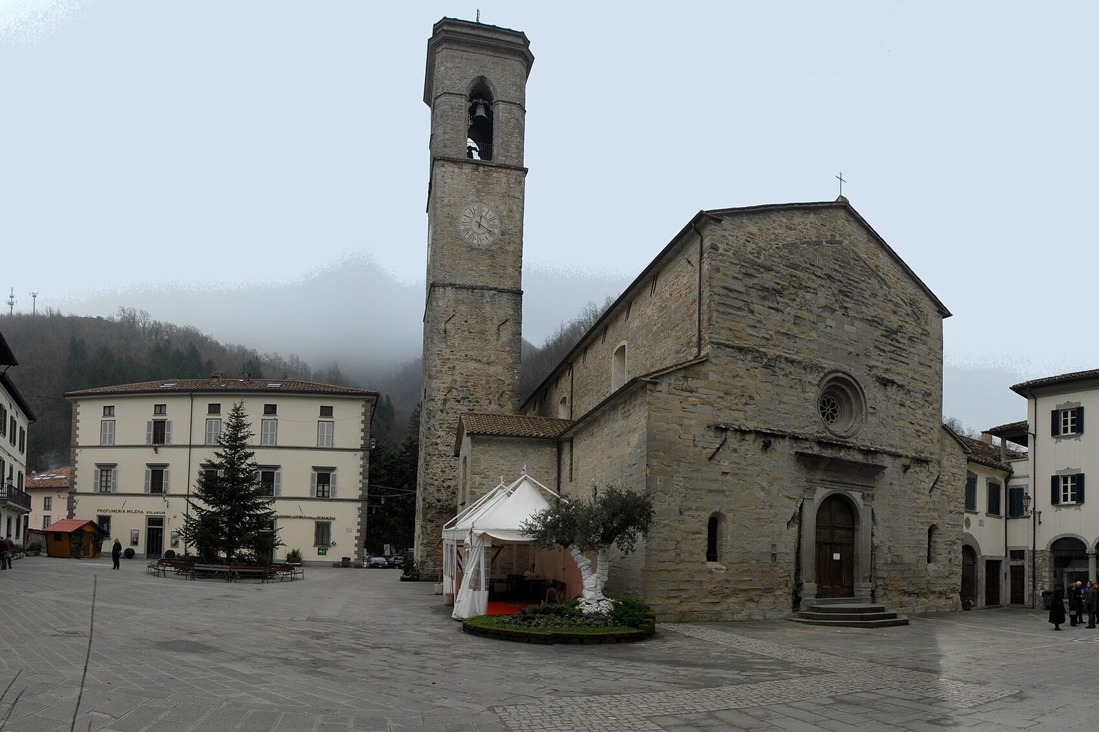 Bagno di Romagna: Basilica di Santa Maria Assunta e piazza Ricasoli (Emilia-Romagna, Italia)