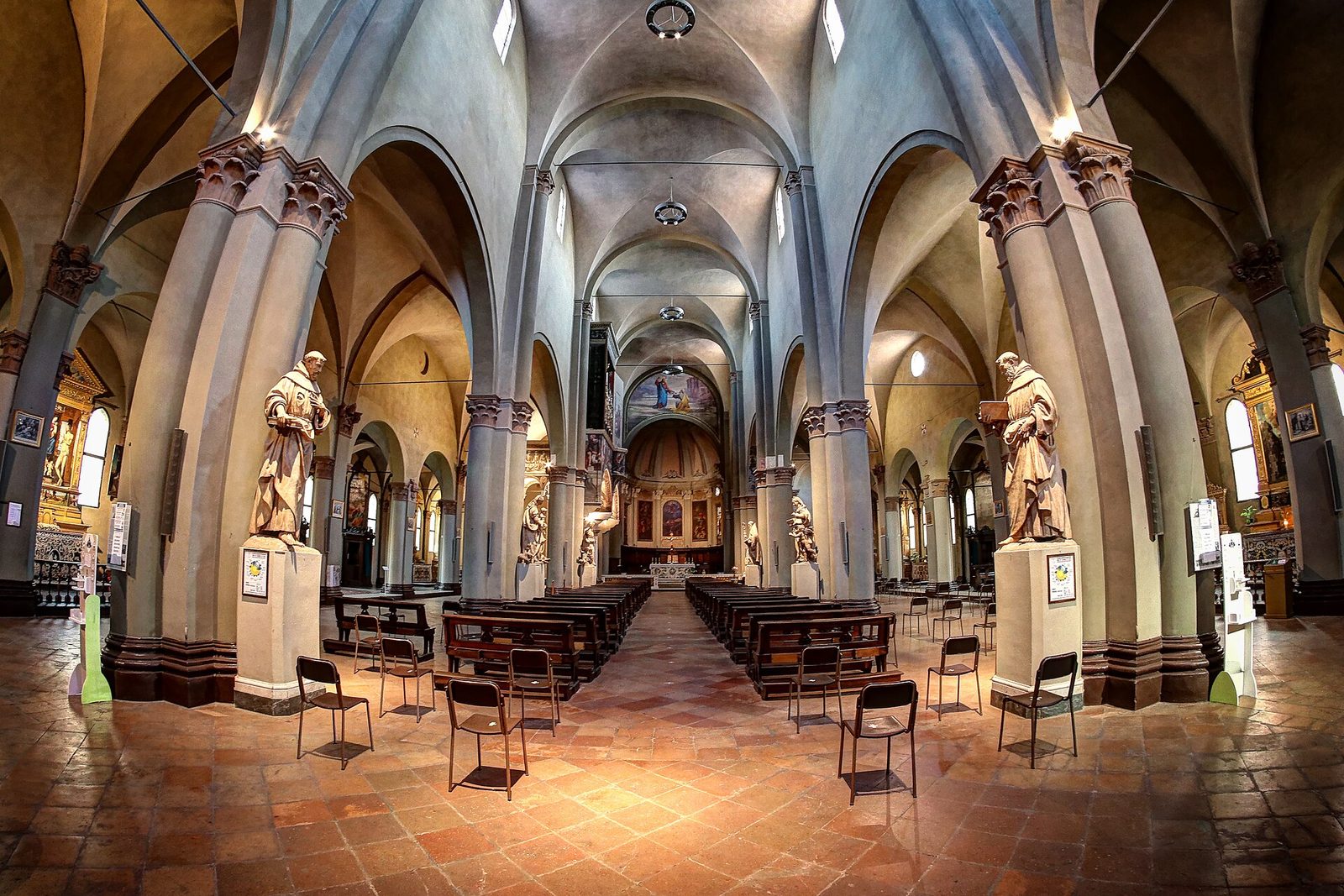 Vista interna grandangolare della Chiesa di San Pietro, Modena, Emilia Romagna, Italia (Emilia-Romagna, Italia)