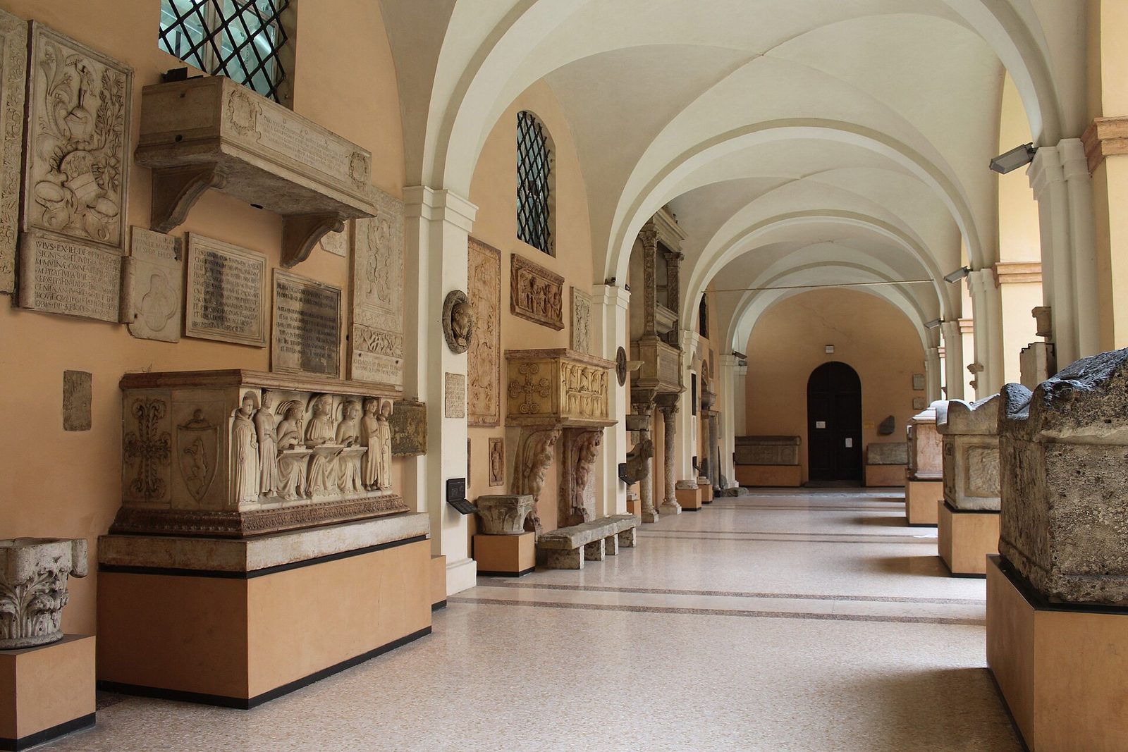 Passaggio porticato del lapidario, Modena (Emilia-Romagna, Italia)